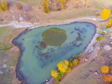 Savsat 'ta sonbahar manzarası. Artvin, Türkiye. Renkli ağaçlarla dolu güzel bir sonbahar manzarası. Bazgiret Maden Köyü ve Lake. Hava aracı görüntüsü.