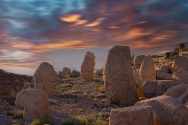 Zeus, Apollo, Herkül ve Aslan 'ın oyulmuş kadim başları, Türkiye' nin güneydoğusundaki antik Commagene Krallığı 'nın arkeolojik bir alanı olan Nemrut Dağı' nın doğu terasında gün batımında.