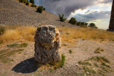Zeus, Apollo, Herkül ve Aslan 'ın oyulmuş kadim başları, Türkiye' nin güneydoğusundaki antik Commagene Krallığı 'nın arkeolojik bir alanı olan Nemrut Dağı' nın doğu terasında gün batımında.