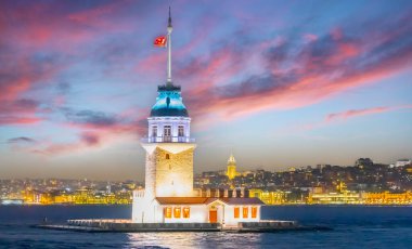 İstanbul, Türkiye 'de Bakire Kulesi. (KIZ KULESI) Bakire Kulesi yeni bir görünüme kavuştu. İstanbullar İnci Bakireler Kulesi yenilendikten sonra yeniden açıldı..