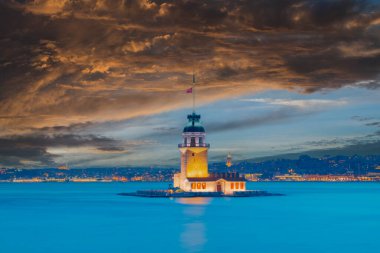 İstanbul, Türkiye 'de Bakire Kulesi. (KIZ KULESI) Bakire Kulesi yeni bir görünüme kavuştu. İstanbullar İnci Bakireler Kulesi yenilendikten sonra yeniden açıldı..