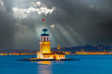 İstanbul, Türkiye 'de Bakire Kulesi. (KIZ KULESI) Bakire Kulesi yeni bir görünüme kavuştu. İstanbullar İnci Bakireler Kulesi yenilendikten sonra yeniden açıldı..