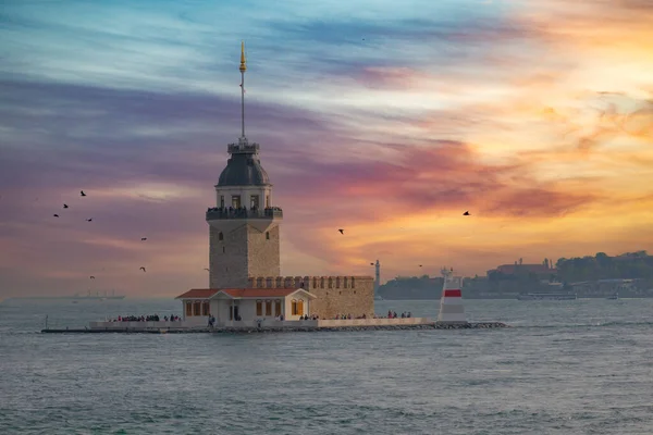 İstanbul, Türkiye 'de Bakire Kulesi. (KIZ KULESI) Bakire Kulesi yeni bir görünüme kavuştu. İstanbullar İnci Bakireler Kulesi yenilendikten sonra yeniden açıldı..