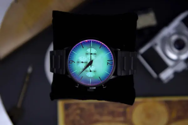 着色されたガラスの男性の腕時計 — ストック写真