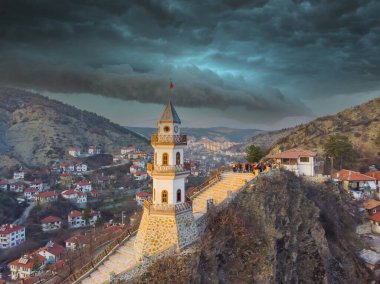 Zafer Kulesi (Zafer Kulesi) ve arka planda geleneksel evler. Goynuk, Bolu, Türkiye. İHA ile ateş etmek