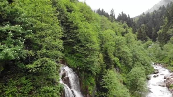 カッカール山脈国立公園 カッカール山脈の最も美しい自然の滝 — ストック動画