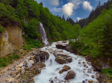Kakar dağları avusor şelalesi