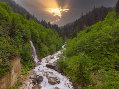Kakar dağları avusor şelalesi