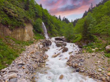 Kakar dağları avusor şelalesi