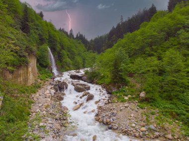 Kakar dağları avusor şelalesi