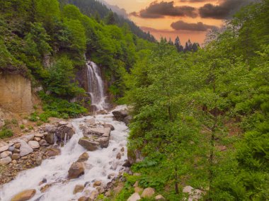 Kakar dağları avusor şelalesi