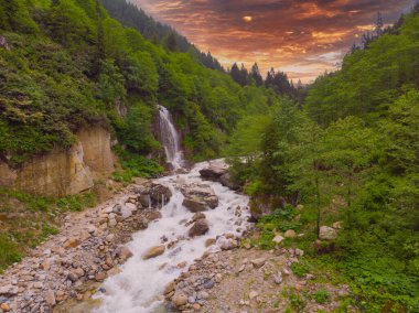 Kakar dağları avusor şelalesi