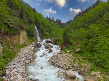 Kakar dağları avusor şelalesi