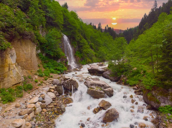Kakar dağları avusor şelalesi
