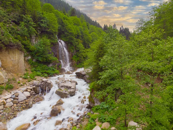 Kakar dağları avusor şelalesi