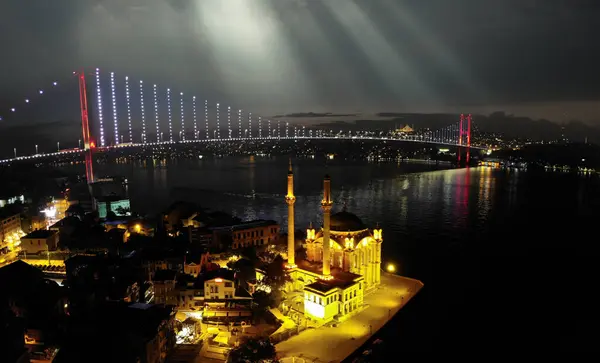 トルコ イスタンブールのベシクタス地区にある7月15日の殉教者の橋とボスポラス海峡を背景にした ブユク メキディヤとしても知られるオルタコイ モスクの空中風景 — ストック写真