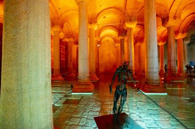 İstanbul 'daki Bazilika Sarnıçlarında sanat.