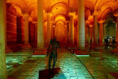 İstanbul 'daki Bazilika Sarnıçlarında sanat.