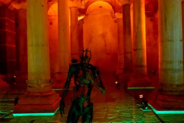 İstanbul 'daki Bazilika Sarnıçlarında sanat.