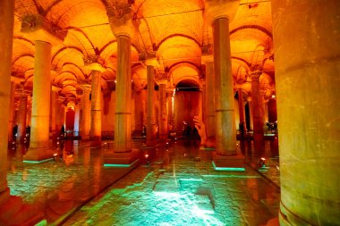 İstanbul 'daki Bazilika Sarnıçlarında sanat.