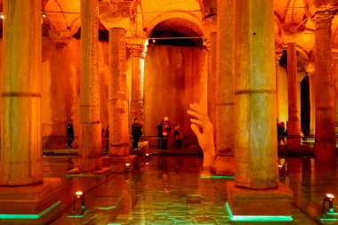 İstanbul 'daki Bazilika Sarnıçlarında sanat.