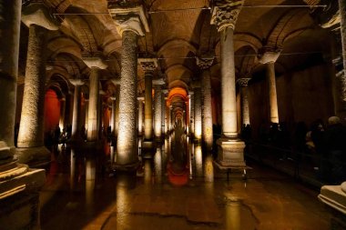 İstanbul 'daki Bazilika Sarnıçlarında sanat.