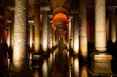 İstanbul 'daki Bazilika Sarnıçlarında sanat.