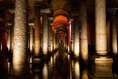 İstanbul 'daki Bazilika Sarnıçlarında sanat.
