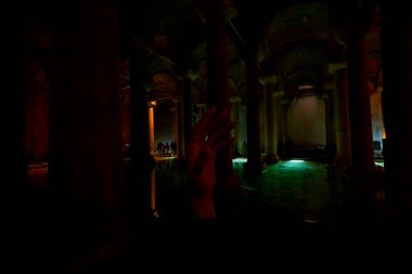 İstanbul 'daki Bazilika Sarnıçlarında sanat.