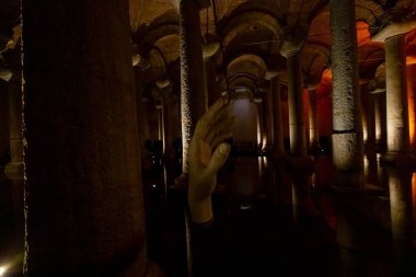 İstanbul 'daki Bazilika Sarnıçlarında sanat.