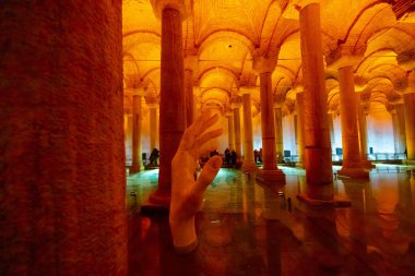 İstanbul 'daki Bazilika Sarnıçlarında sanat.