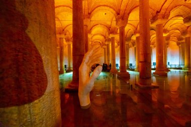 İstanbul 'daki Bazilika Sarnıçlarında sanat.