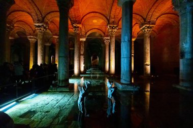 İstanbul 'daki Bazilika Sarnıçlarında sanat.