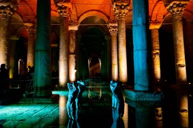 İstanbul 'daki Bazilika Sarnıçlarında sanat.