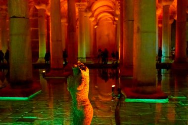 İstanbul 'daki Bazilika Sarnıçlarında sanat.