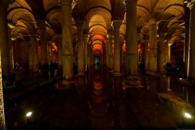 İstanbul 'daki Bazilika Sarnıçlarında sanat.