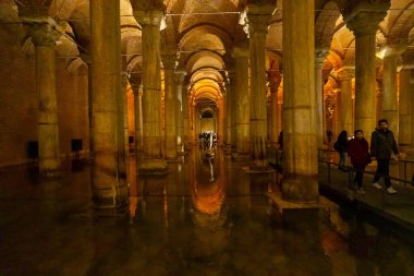 İstanbul 'daki Bazilika Sarnıçlarında sanat.