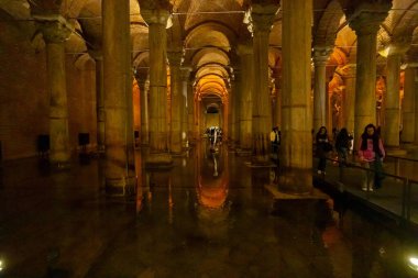İstanbul 'daki Bazilika Sarnıçlarında sanat.