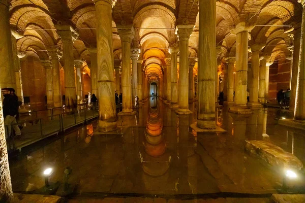 İstanbul 'daki Bazilika Sarnıçlarında sanat.