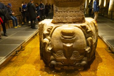 Bazilika Sarnıcı - İmparator Justinianus 'un altıncı yüzyılda inşa ettiği yeraltı su deposu, İstanbul, Türkiye