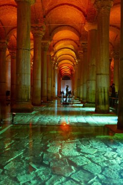Bazilika Sarnıcı - İmparator Justinianus 'un altıncı yüzyılda inşa ettiği yeraltı su deposu, İstanbul, Türkiye