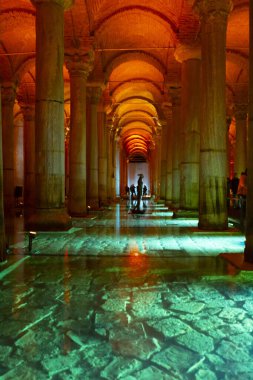 Bazilika Sarnıcı - İmparator Justinianus 'un altıncı yüzyılda inşa ettiği yeraltı su deposu, İstanbul, Türkiye