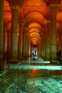 Bazilika Sarnıcı - İmparator Justinianus 'un altıncı yüzyılda inşa ettiği yeraltı su deposu, İstanbul, Türkiye