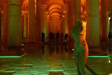 Bazilika Sarnıcı - İmparator Justinianus 'un altıncı yüzyılda inşa ettiği yeraltı su deposu, İstanbul, Türkiye