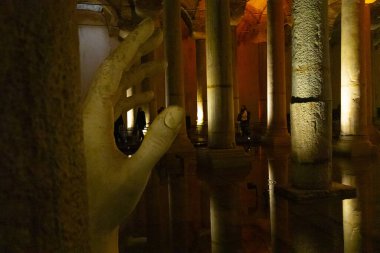 Bazilika Sarnıcı - İmparator Justinianus 'un altıncı yüzyılda inşa ettiği yeraltı su deposu, İstanbul, Türkiye