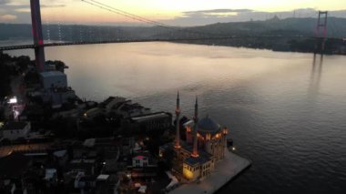 Ortakoy Camii ve İstanbul Boğazı 'nın hava manzarası, antik kültür mirası