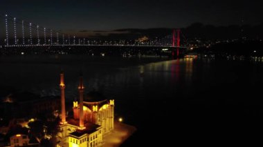 Ortakoy Camii ve İstanbul Boğazı 'nın hava manzarası, antik kültür mirası