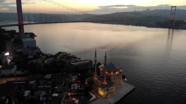 Ortakoy清真寺和伊斯坦布尔博斯普鲁斯桥景观 古代文化遗产的空中景观 — 图库视频影像