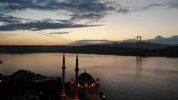 Αεροφωτογραφία Του Τζαμιού Του Ορτάκου Και Της Κωνσταντινούπολης Τοπίο Της — Αρχείο Βίντεο