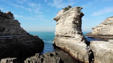 Kerpe 'nin büyük kayalıkları farklı şekillerde denizlerin üzerinde. Kerpe, Kocaeli, Türkiye.